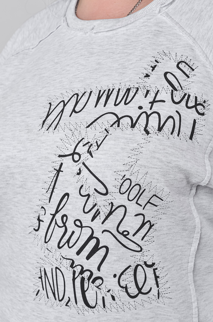 Прогулочный костюм светло-серого цвета с контрастными надписями больших размеров