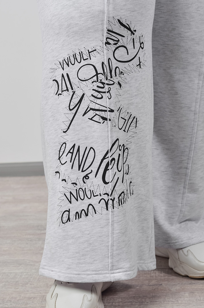 Прогулочный костюм светло-серого цвета с контрастными надписями больших размеров