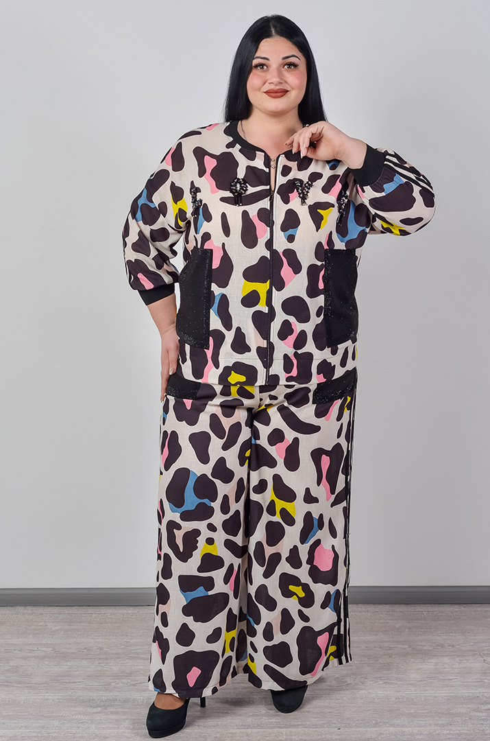 Костюм — брюки с цветным принтом и акцентными деталями больших размеров