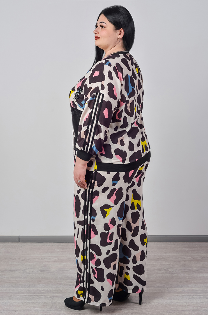 Костюм — брюки с цветным принтом и акцентными деталями больших размеров