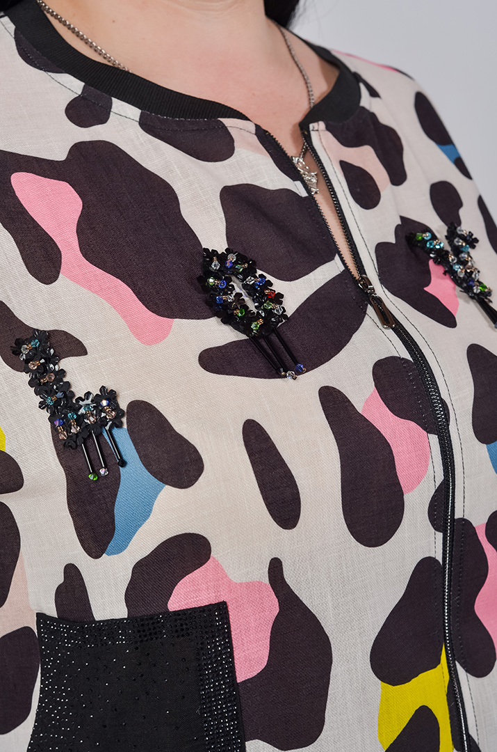 Костюм — брюки с цветным принтом и акцентными деталями больших размеров