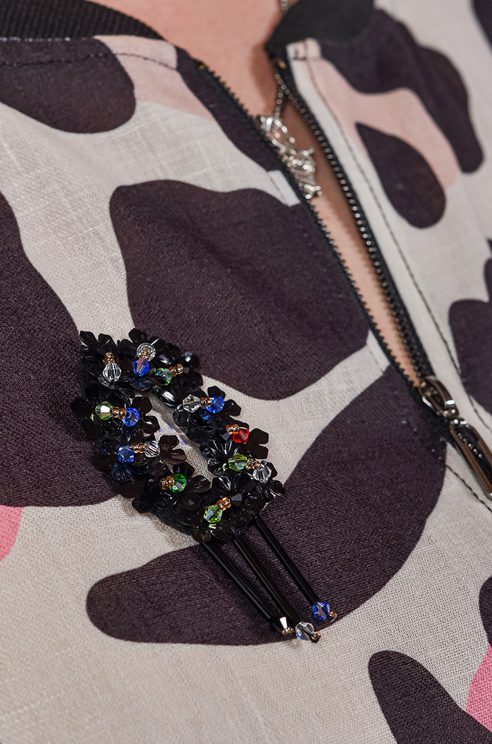 Костюм — брюки с цветным принтом и акцентными деталями больших размеров