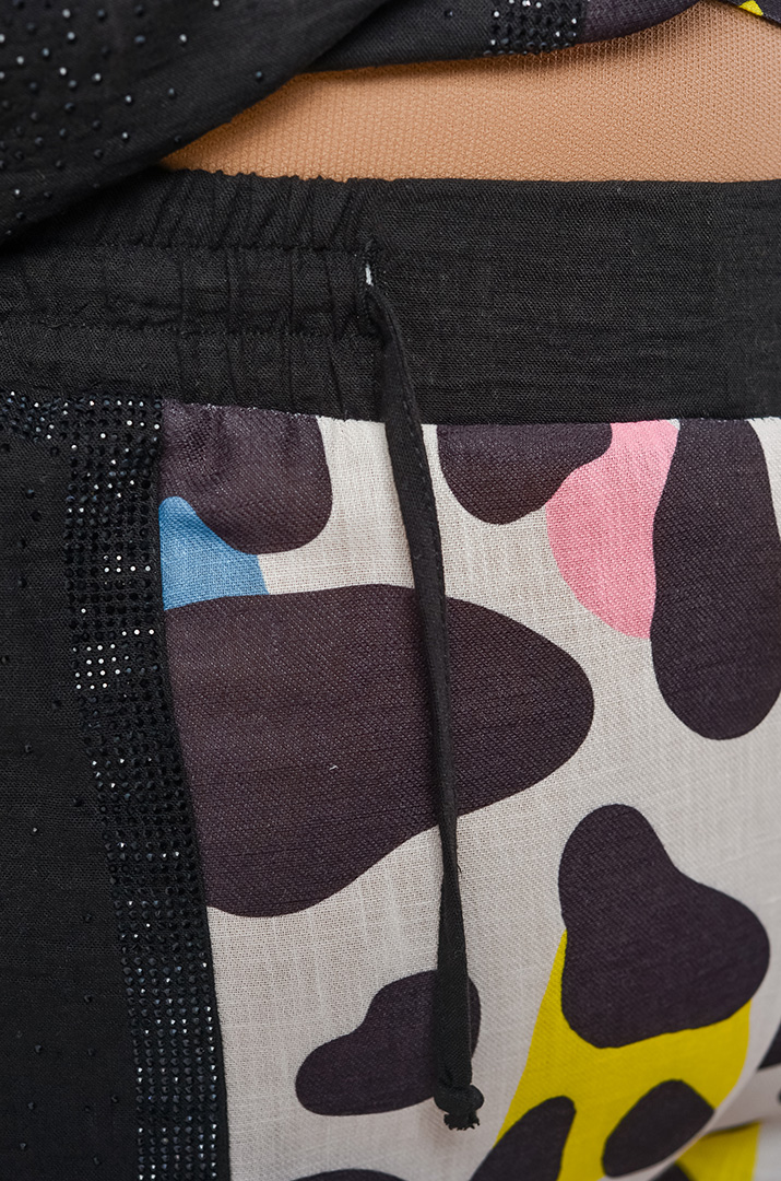 Костюм — брюки с цветным принтом и акцентными деталями больших размеров