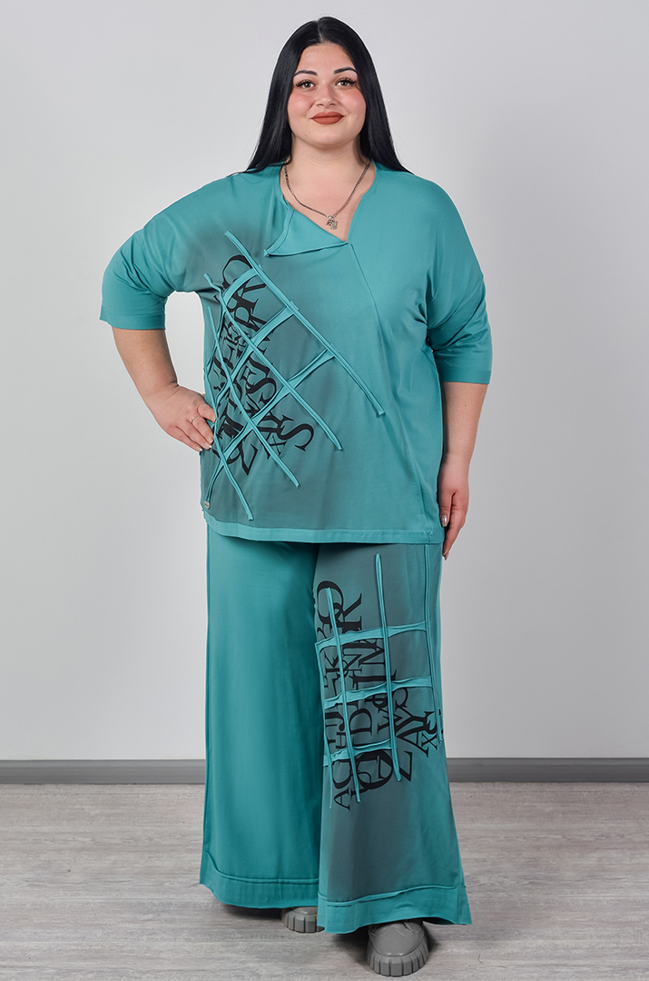 Прогулочный костюм без застежки со стилизованным декором больших размеров