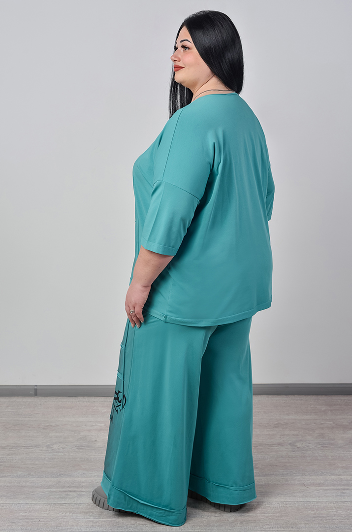 Прогулочный костюм без застежки со стилизованным декором больших размеров