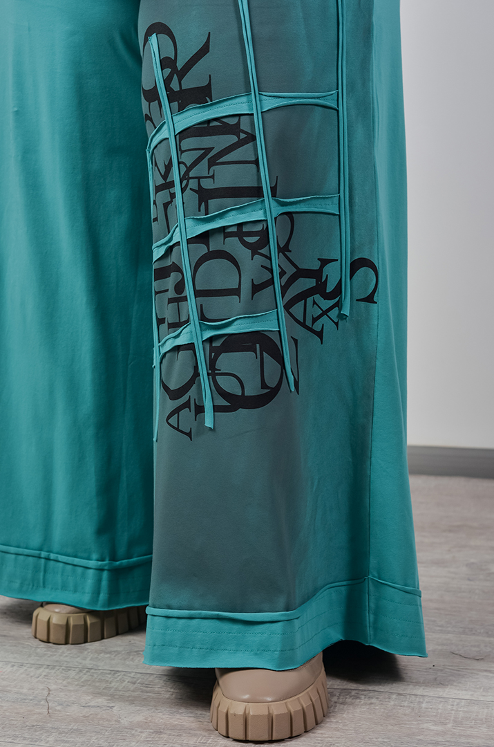 Прогулочный костюм без застежки со стилизованным декором больших размеров