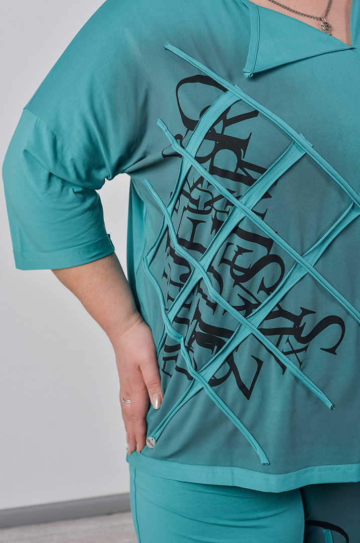 Прогулочный костюм без застежки со стилизованным декором больших размеров