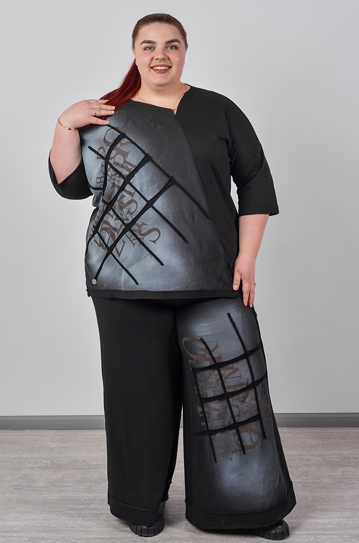 Прогулочный костюм без застежки со стилизованным декором больших размеров