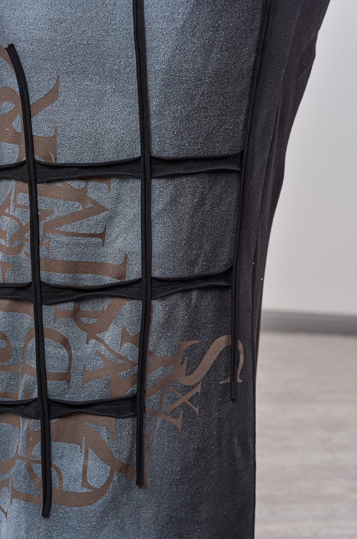 Прогулочный костюм без застежки со стилизованным декором больших размеров