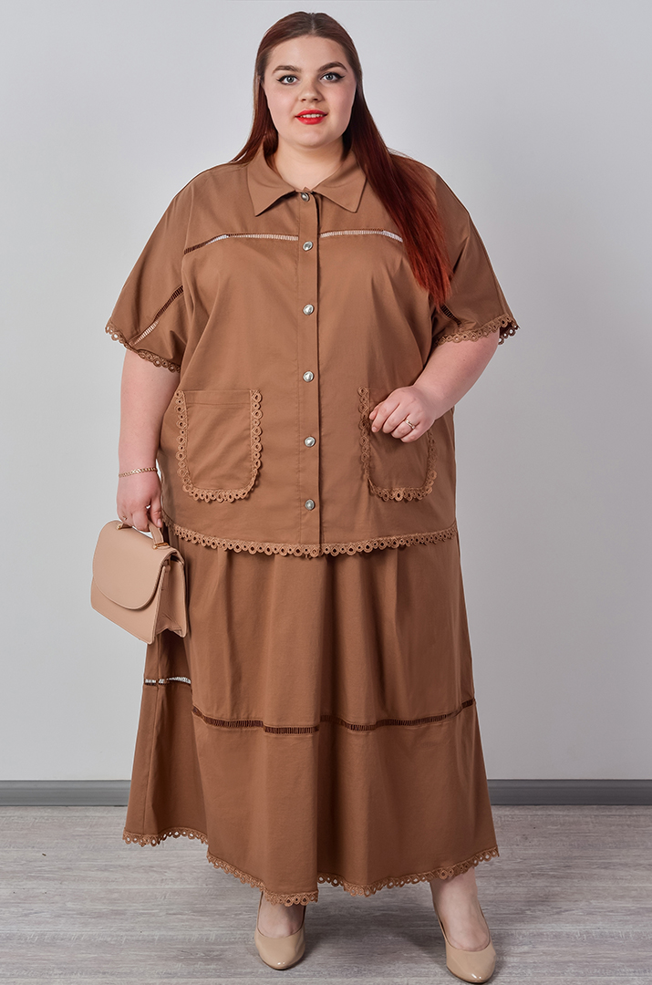 Костюм-юбка с кружевной отделкой и карманами больших размеров