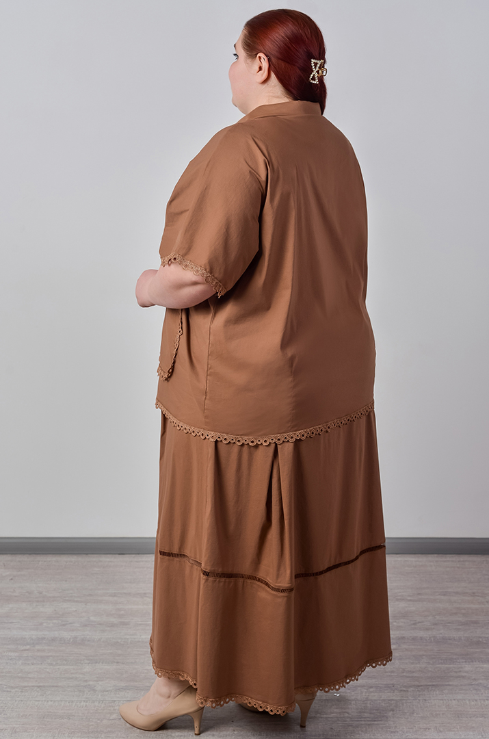 Костюм-юбка с кружевной отделкой и карманами больших размеров