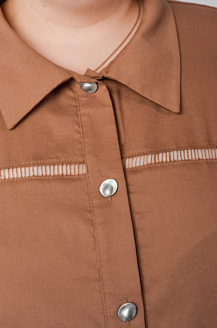 Костюм-юбка с кружевной отделкой и карманами больших размеров