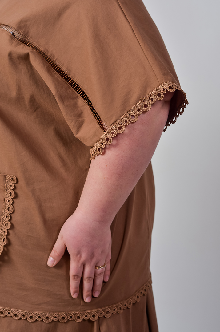 Костюм-юбка с кружевной отделкой и карманами больших размеров