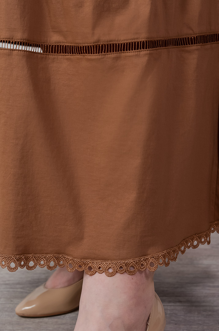 Костюм-юбка с кружевной отделкой и карманами больших размеров