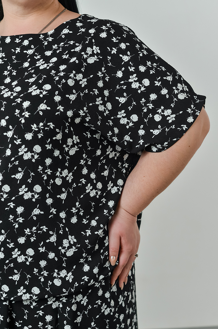 Костюм - спідниця з білим дрібним квітковим принтом великих розмірів