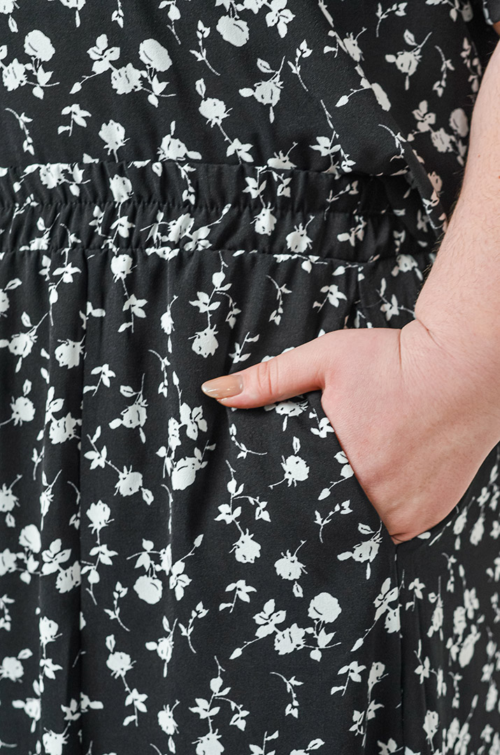 Костюм - спідниця з білим дрібним квітковим принтом великих розмірів