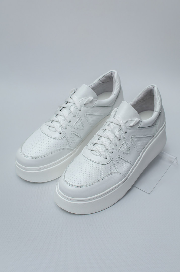 Стильні кросівки в різних кольорах на широкі повні ніжки великих розмірів