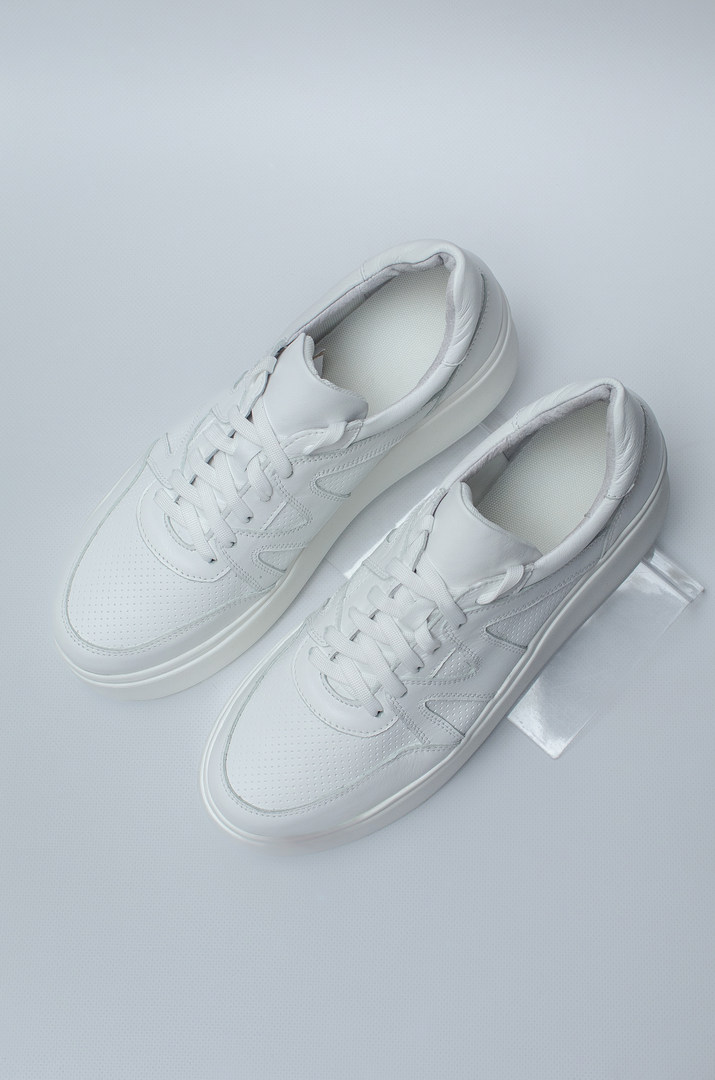 Стильні кросівки в різних кольорах на широкі повні ніжки великих розмірів