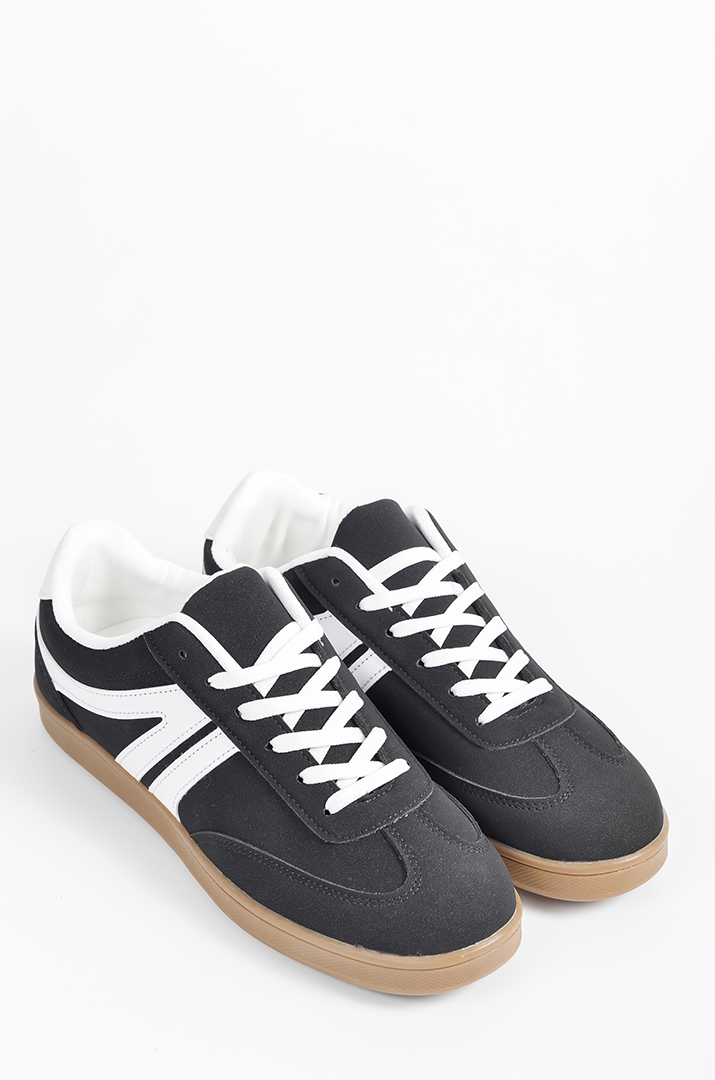 Кросівки у чорному кольорі з контрастними білими вставками великих розмірів