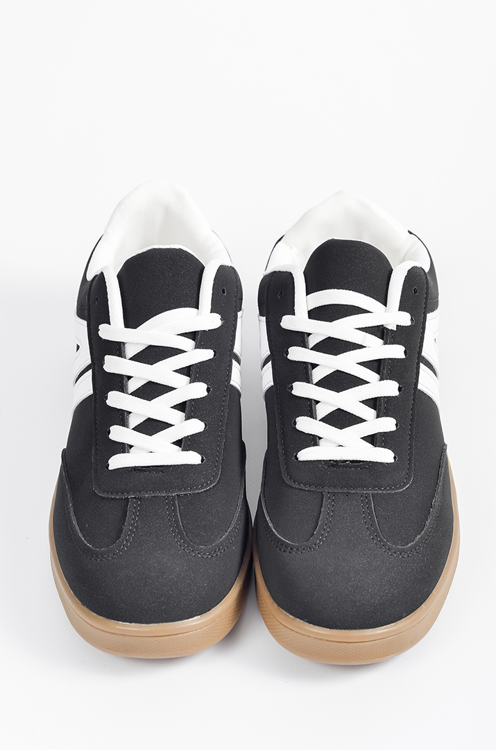 Кросівки у чорному кольорі з контрастними білими вставками великих розмірів