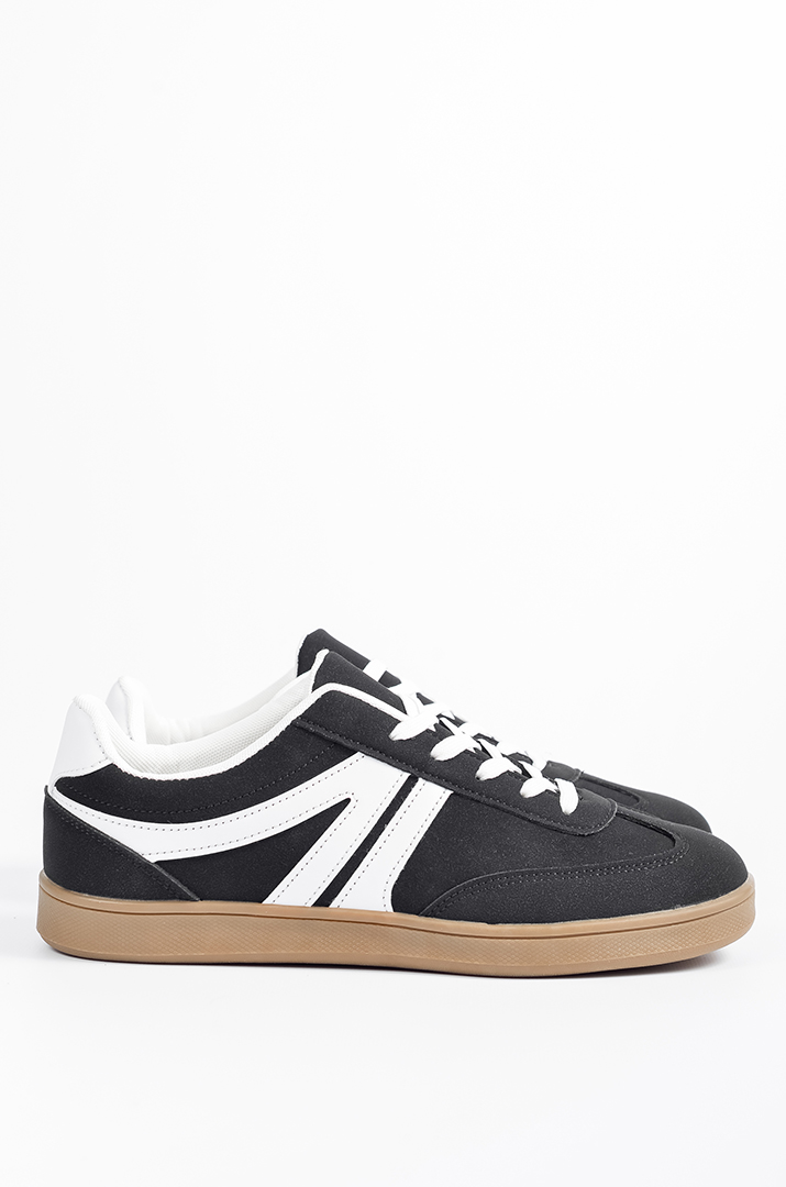 Кросівки у чорному кольорі з контрастними білими вставками великих розмірів