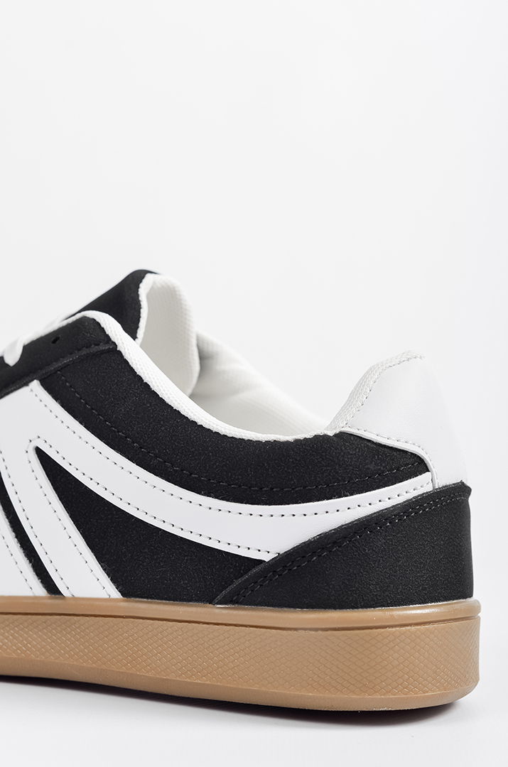 Кросівки у чорному кольорі з контрастними білими вставками великих розмірів
