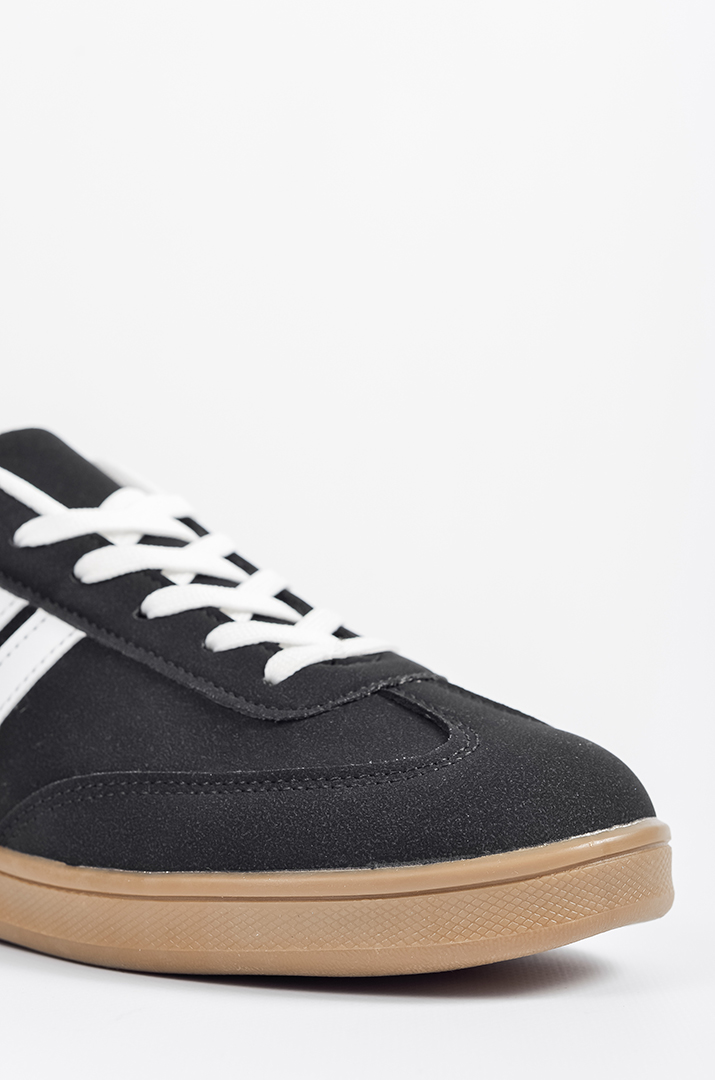 Кросівки у чорному кольорі з контрастними білими вставками великих розмірів