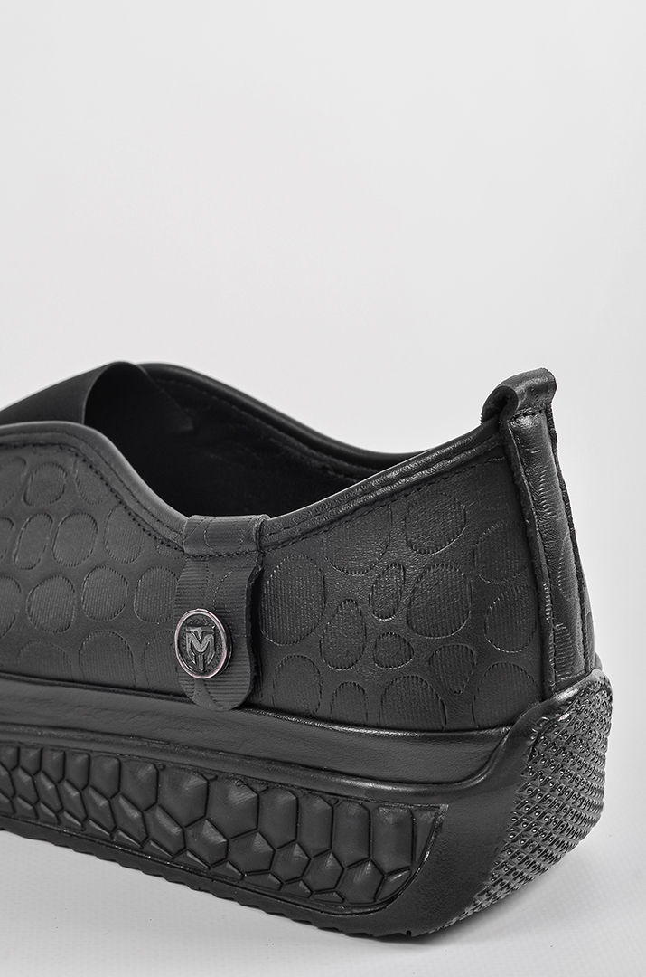 Чорні шкіряні кросівки з рельєфним верхом великих розмірів