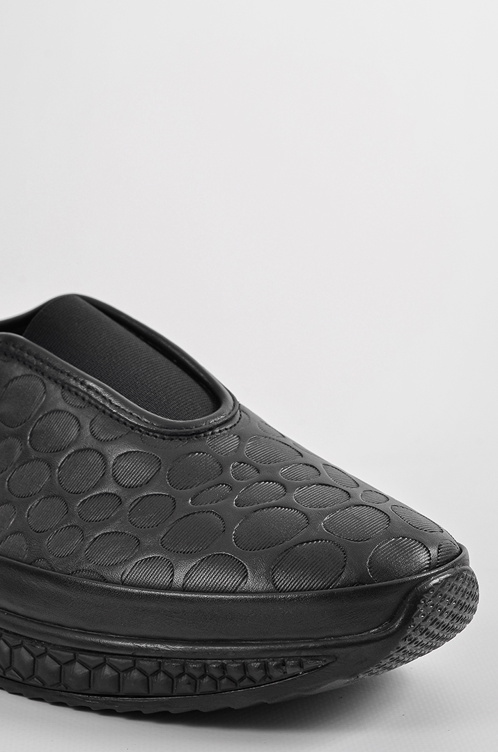 Чорні шкіряні кросівки з рельєфним верхом великих розмірів