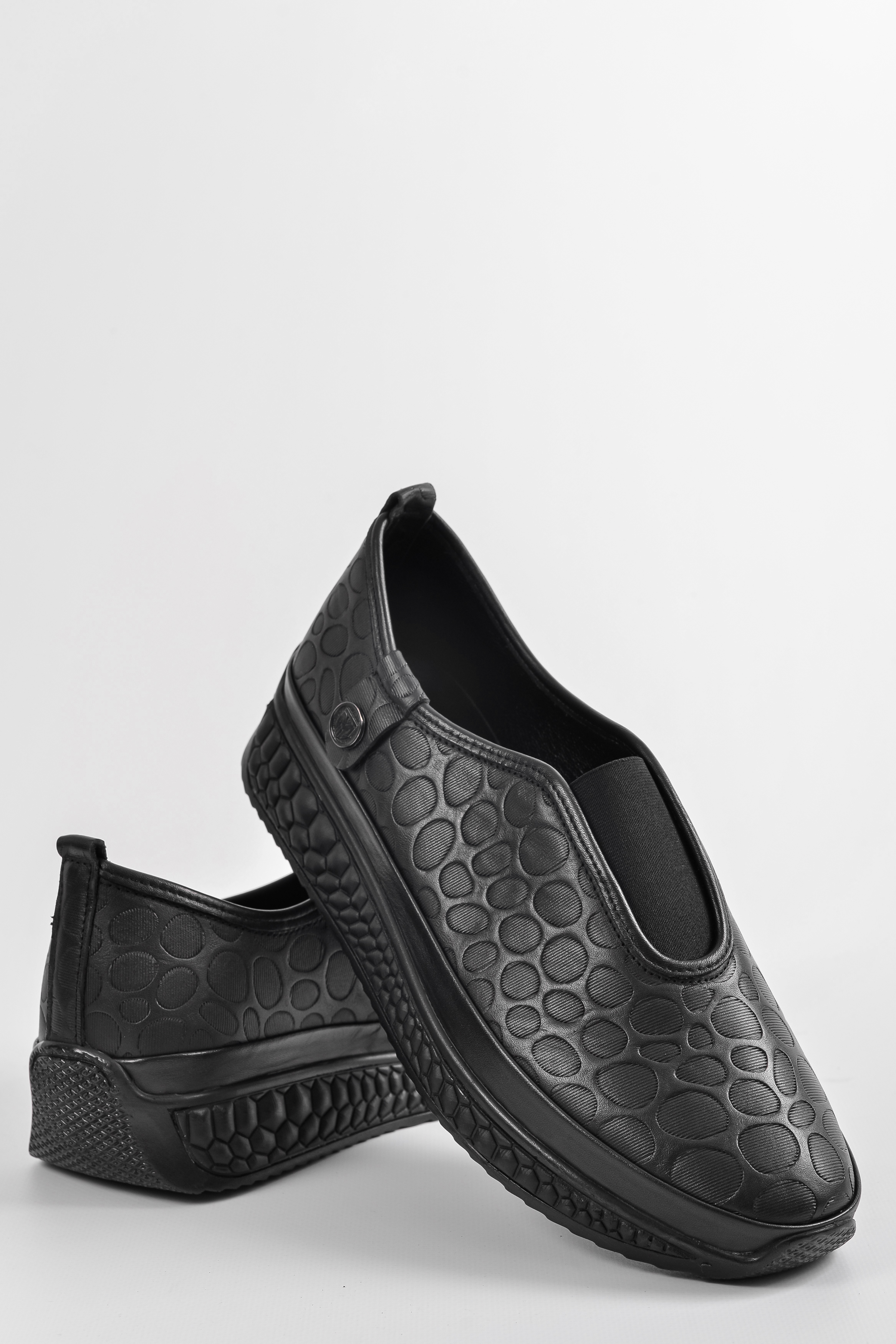 Чорні шкіряні кросівки з рельєфним верхом великих розмірів