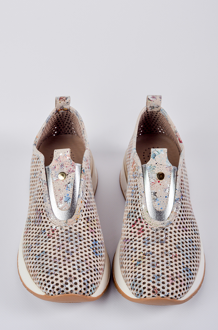 Кроссовки бежевого цвета с цветным принтом больших размеров