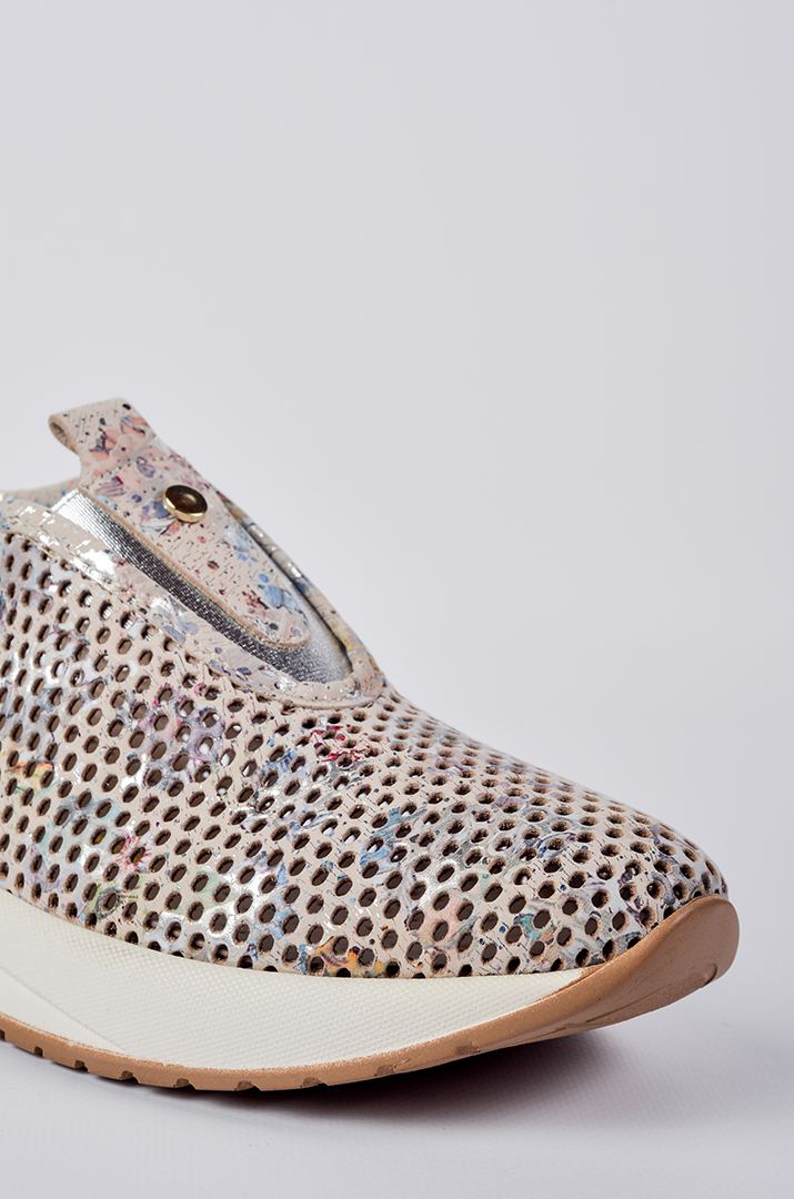 Кроссовки бежевого цвета с цветным принтом больших размеров