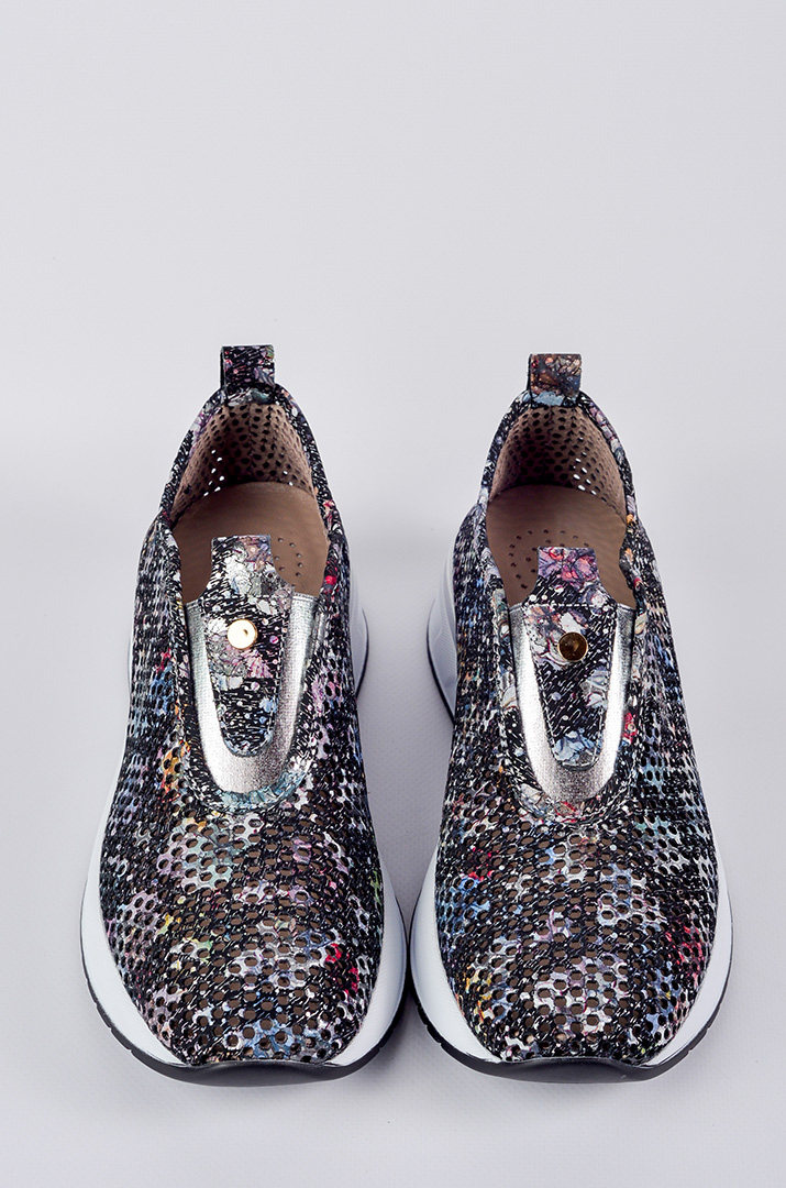 krosivky_v_chornomu_vidtinku_z_kolorovym_pryntom_velykyh_rozmiriv_45979_Pishna_Krasa Кросівки в чорному відтінку з кольоровим принтом великих розмірів