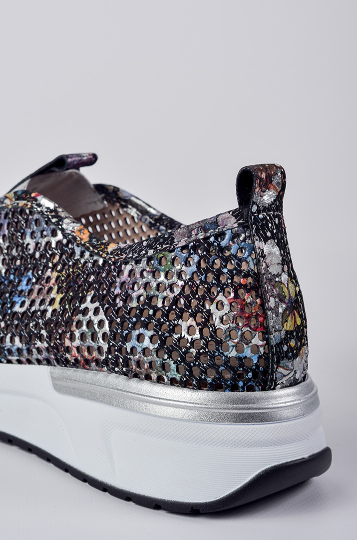Кросівки в чорному відтінку з кольоровим принтом великих розмірів