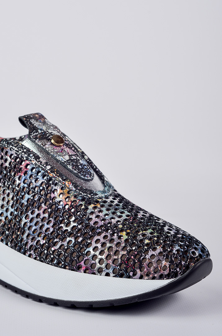 Кросівки в чорному відтінку з кольоровим принтом великих розмірів