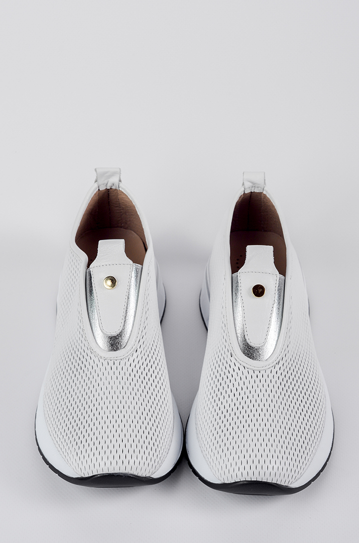 krosivky_bilogo_koloru_zi_sriblyastym_akcentom_velykyh_rozmiriv_45981_Pishna_Krasa Кросівки білого кольору зі сріблястим акцентом великих розмірів
