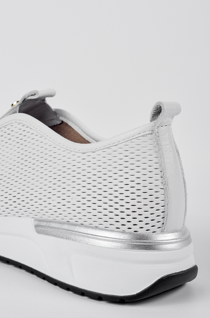 Кросівки білого кольору зі сріблястим акцентом великих розмірів