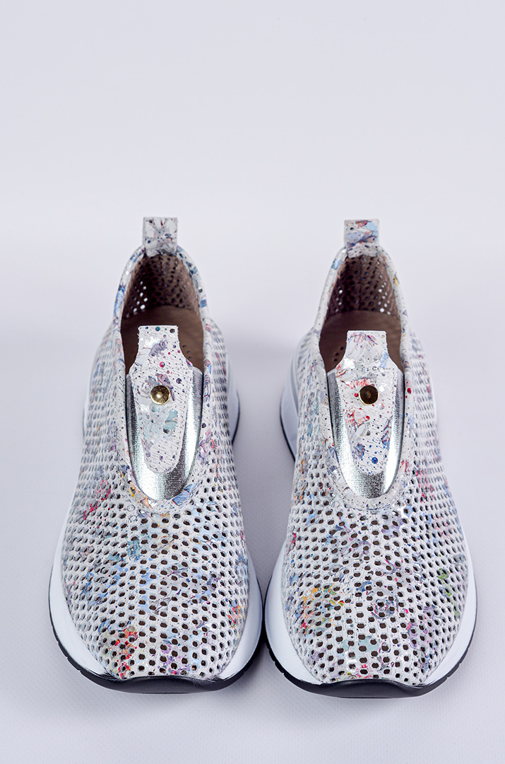 Кросівки в сірому відтінку з кольоровим принтом великих розмірів