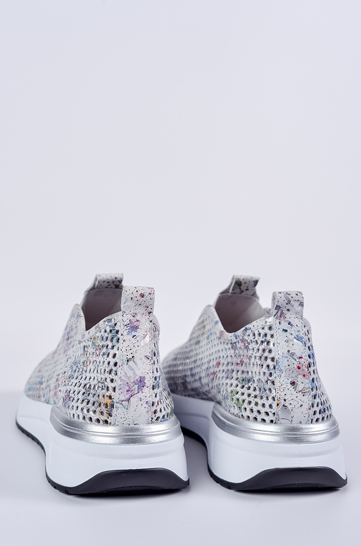 Кросівки в сірому відтінку з кольоровим принтом великих розмірів