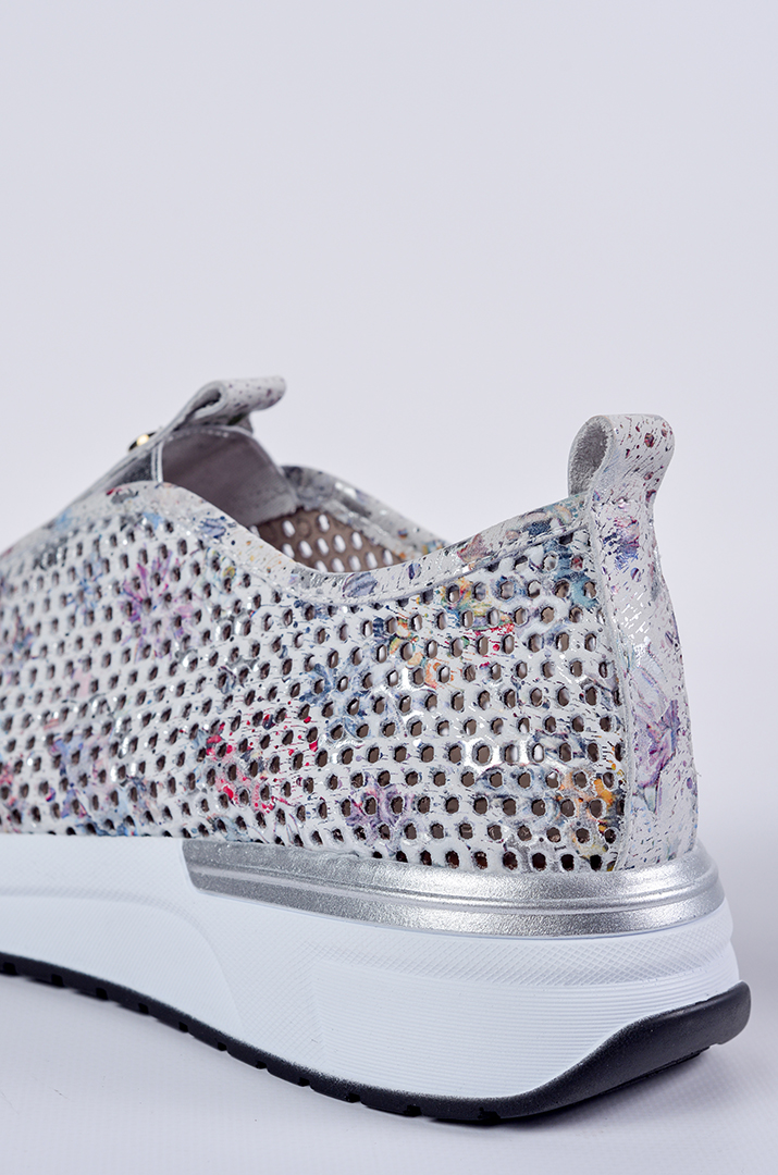 Кросівки в сірому відтінку з кольоровим принтом великих розмірів