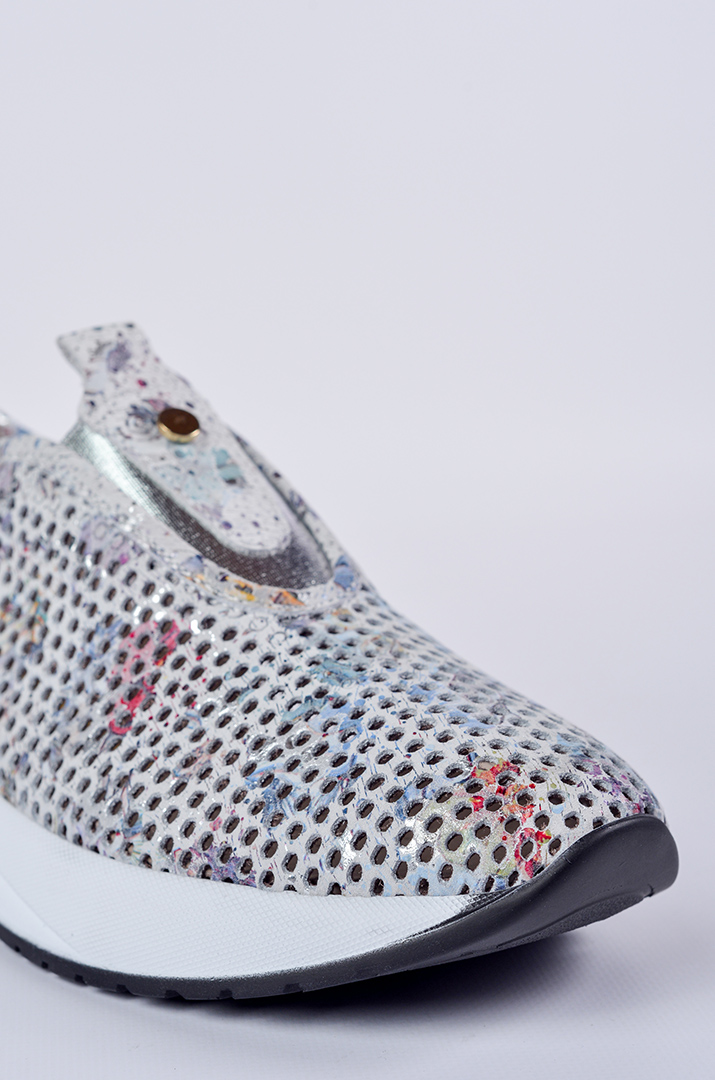 Кросівки в сірому відтінку з кольоровим принтом великих розмірів