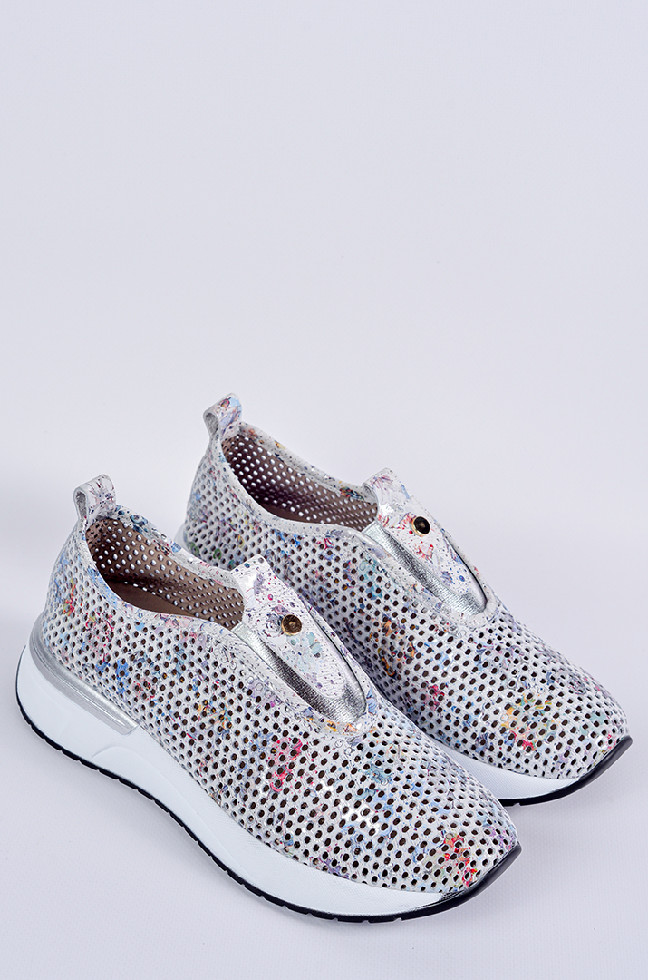 Кросівки в сірому відтінку з кольоровим принтом великих розмірів