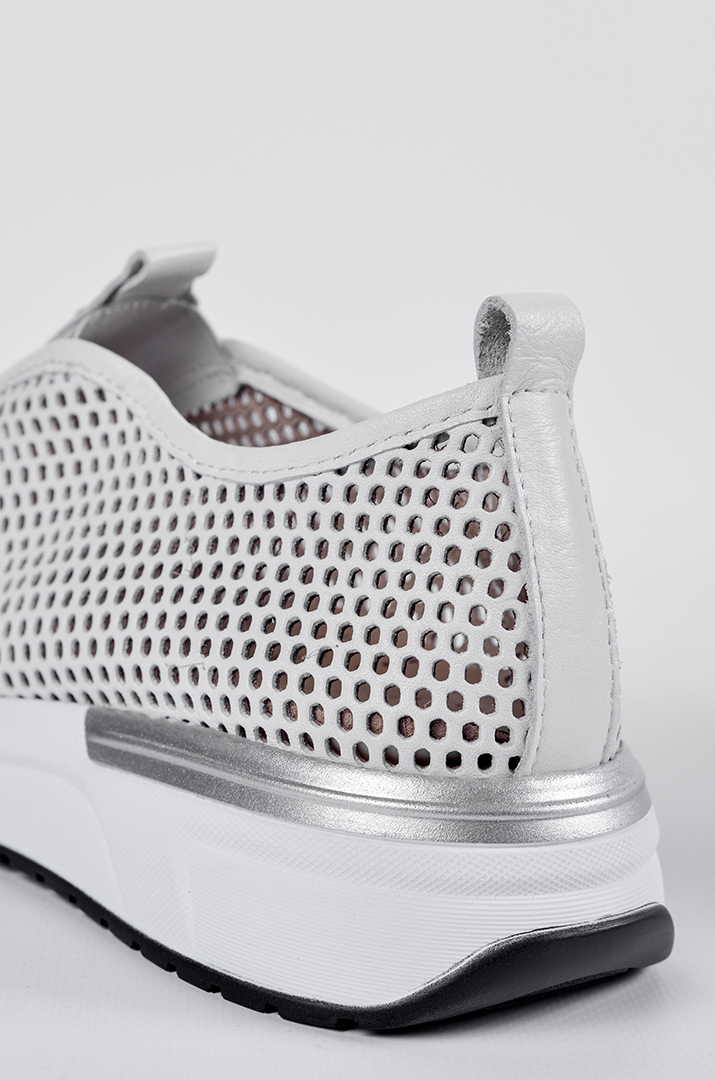 Шкіряні білі кросівки з перфорованим верхом великих розмірів