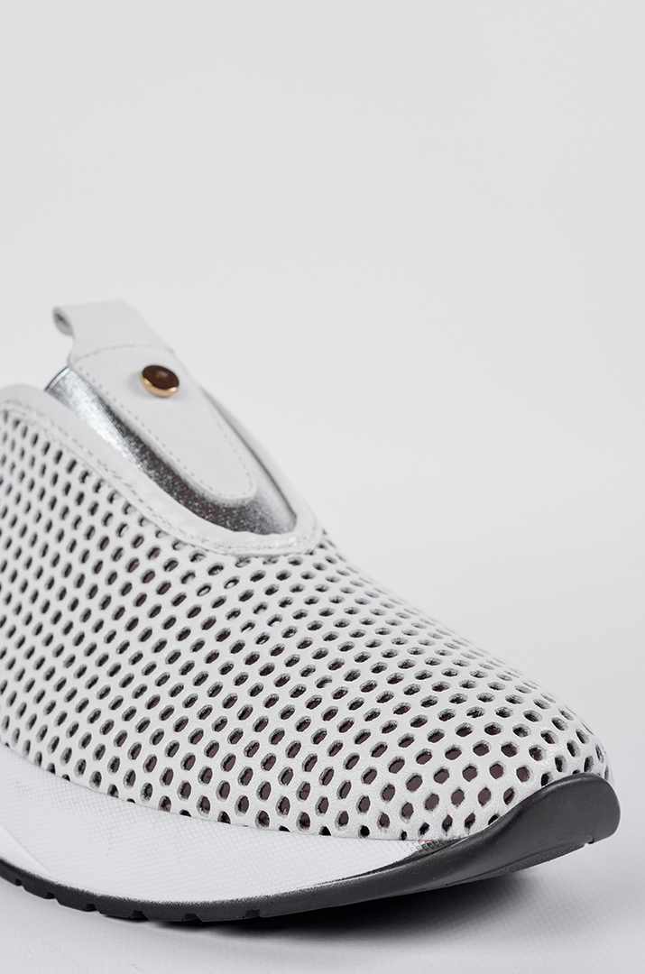 Шкіряні білі кросівки з перфорованим верхом великих розмірів