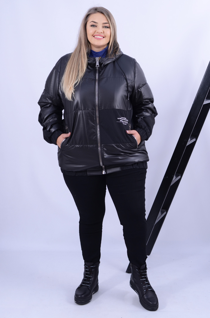 Стильна демісезонна куртка з написом батал