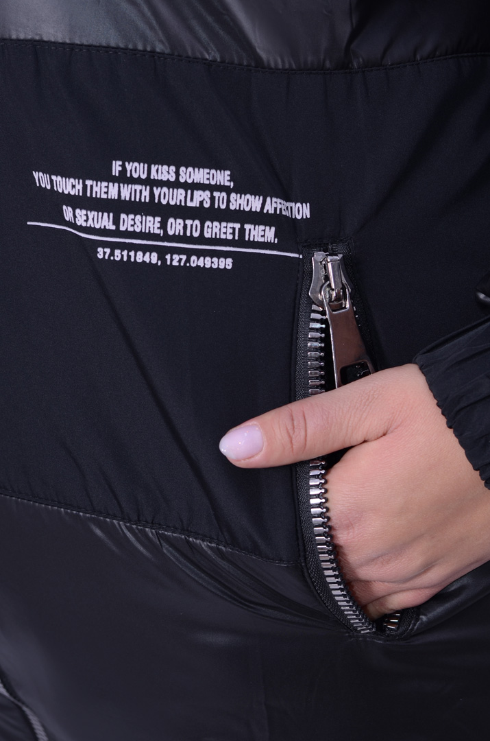 Стильна демісезонна куртка з написом батал