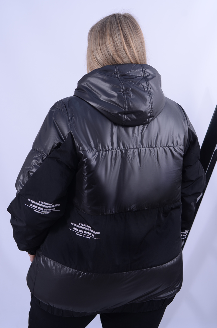 Стильна демісезонна куртка з написом батал