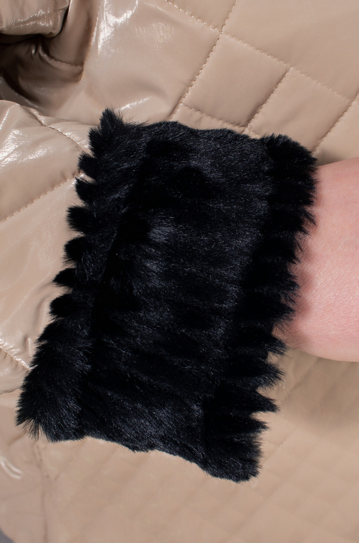 Куртка коротка з хутряними кишенями і коміром батал