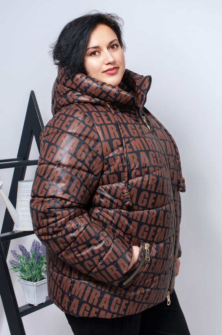 Куртка коротка з принтом діагональні літери супер батал