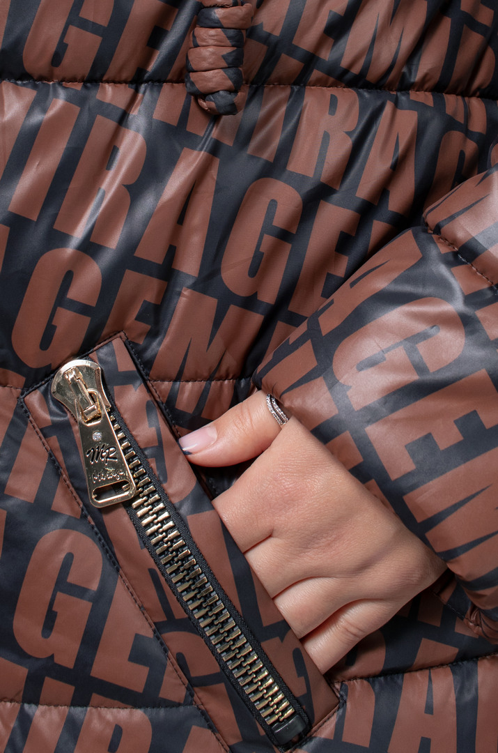 Куртка коротка з принтом діагональні літери супер батал